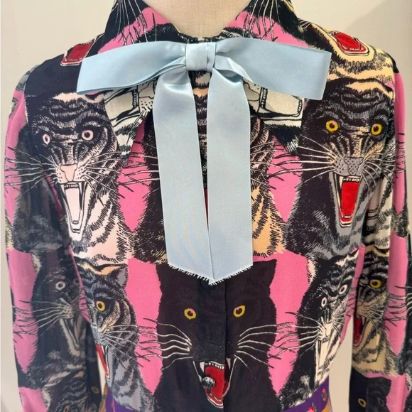 Gucci Tiger Print Dress

Length-46 inches

Bust - 18 inches 

Waist -15 inches - Picture 2 of 7